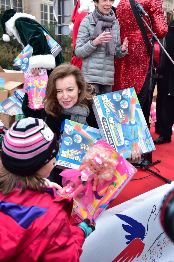 Valérie Trierweiler - Distribution des cadeaux de Noël aux enfants du Secours Populaire sur les Champs-Elysées à Paris, le 20 décembre 2014.
