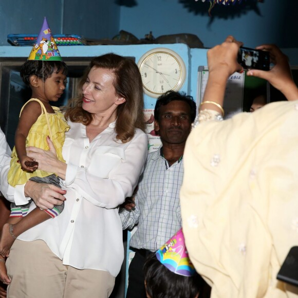 Valerie Trierweiler, l'ex-compagne de Francois Hollande, a visite le bidonville de Mandala a Bombay, aux cotes de l'association humanitaire "Action contre la faim", lors de son voyage en Inde. Le 28 janvier 2014