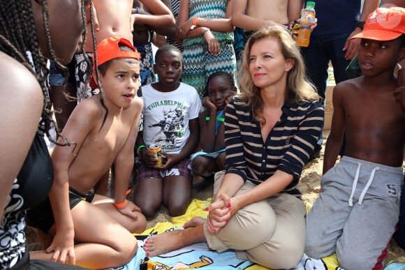 - Exclusif - La premiere Dame de France, Valerie Trierweiler, accompagne pres de 5000 enfants parisiens a Cabourg (au depart de Clichy-la-garenne), dans le cadre de "La journee des oublies des vacances", organisee par le Secours Populaire. Le 28 aout 2013