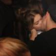 Exclusif - Gigi Hadid et son compagnon Joe Jonas s'embrassent - People à la boîte de nuit l'Arc pendant la Fashion Week à Paris, le 3 octobre 2015.