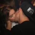 Exclusif - Gigi Hadid et son compagnon Joe Jonas s'embrassent tendrement - People à la boîte de nuit l'Arc pendant la Fashion Week à Paris, le 3 octobre 2015.