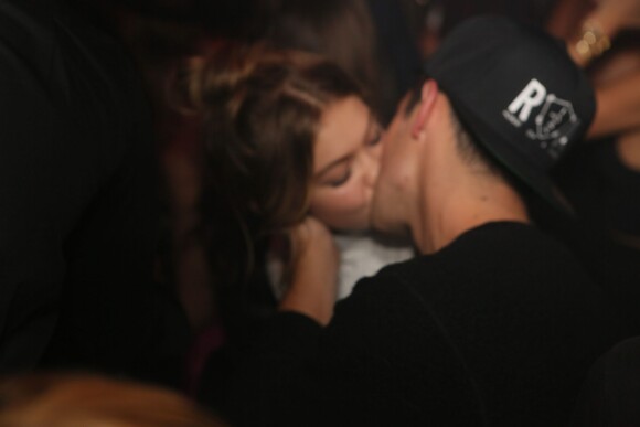Exclusif - Gigi Hadid et son compagnon Joe Jonas s'embrassent tendrement - People à la boîte de nuit l'Arc pendant la Fashion Week à Paris, le 3 octobre 2015.