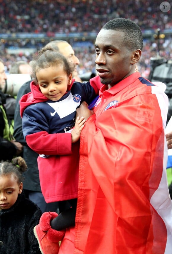Blaise Matuidi et ses enfants après la victoir du PSG en finale de la Coupe de la Ligue face à Bastia au Stade de France à Saint-Denis le 11 avril 2015