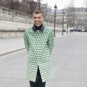 No Web No Chaines TV - Stromae Défilé de mode prêt-à-porter Automne Hiver 2015, 2016. Valentino dans les jardins des Tuileries à Paris. Le Mardi 10 Mars 201504/03/2015 - 