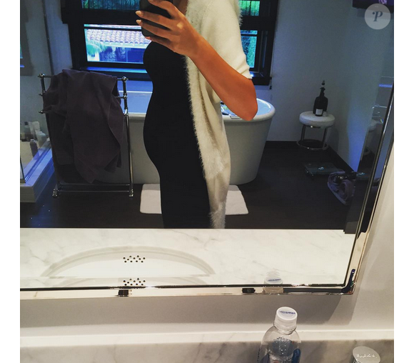 Chrissy Teigen, enceinte de son premier enfant, dévoile son joli ventre rond / photo postée sur Instagram.