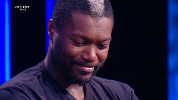 Djibril Cissé, en larmes après un message de Guy Roux, annonce sa retraite sur le plateau de J+1 sur Canal +, le 19 octobre 2015