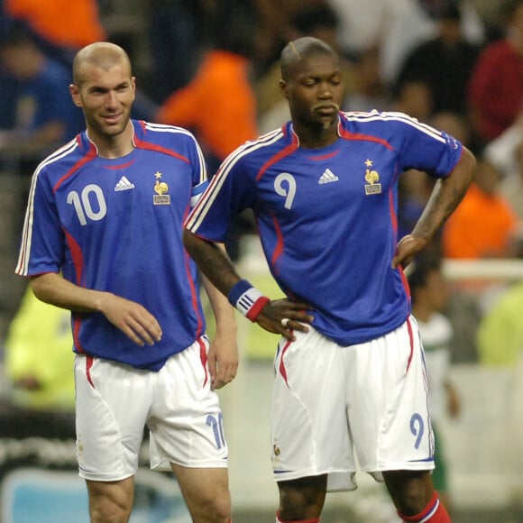 Zinédine Zidane et Djibril Cissé lors du match France Mexique, au Stade de France à Saint-Denis, le 27 mai 2006