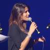 Karine Ferri (enceinte) anime le concert gratuit "RFM Music Live" à Lille. Le 28 septembre 2015.