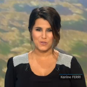 Karine Ferri affiche son baby-bump de plus en plus arrondi lors du tirage du Loto sur TF1. Le 19 octobre 2015.
