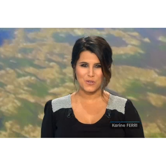 Karine Ferri affiche son baby-bump de plus en plus arrondi lors du tirage du Loto sur TF1. Le 19 octobre 2015.