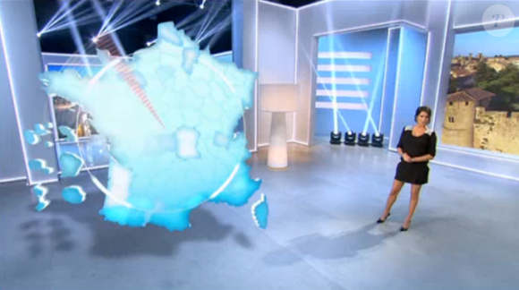 L'animatrice Karine Ferri affiche son baby-bump de plus en plus arrondi lors du tirage du Loto sur TF1. Le 19 octobre 2015.