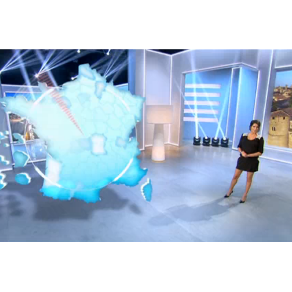 L'animatrice Karine Ferri affiche son baby-bump de plus en plus arrondi lors du tirage du Loto sur TF1. Le 19 octobre 2015.