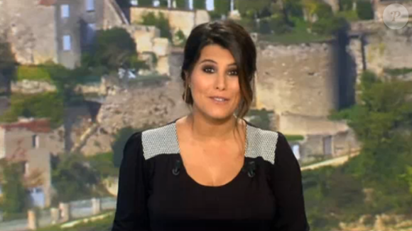 Karine Ferri affiche son ventre de plus en plus arrondi lors du tirage du Loto sur TF1. Le 19 octobre 2015.