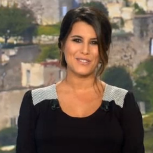 Karine Ferri affiche son baby-bump de plus en plus arrondi lors du tirage du Loto sur TF1. Le 19 octobre 2015.