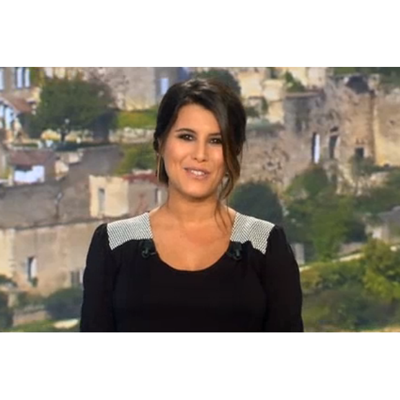 Karine Ferri affiche son baby-bump de plus en plus arrondi lors du tirage du Loto sur TF1. Le 19 octobre 2015.