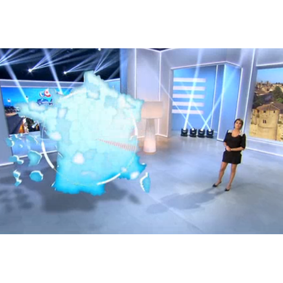 Karine Ferri affiche son baby-bump de plus en plus arrondi lors du tirage du Loto sur TF1. Le 19 octobre 2015.