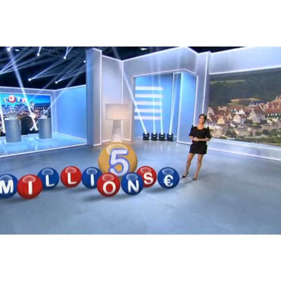 La belle Karine Ferri affiche son baby-bump de plus en plus arrondi lors du tirage du Loto sur TF1. Le 19 octobre 2015.