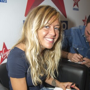 Enora Malagré en séance de dédicaces chez Virgin Radio lors des Journées du Patrimoine à Paris, le 21 septembre 2014.