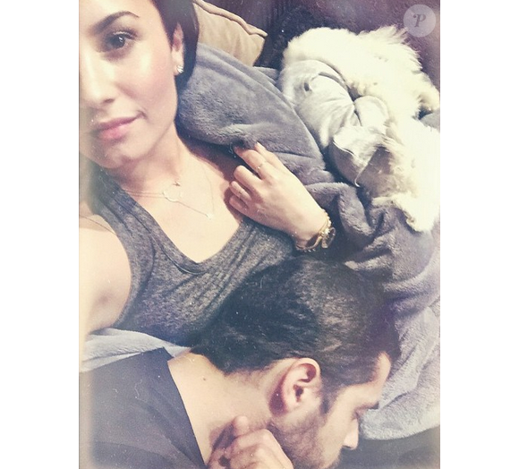 Demi Lovato et son chéri Wilmer Valderrama ainsi que leur chien depuis décédé / photo postée sur Instagram.