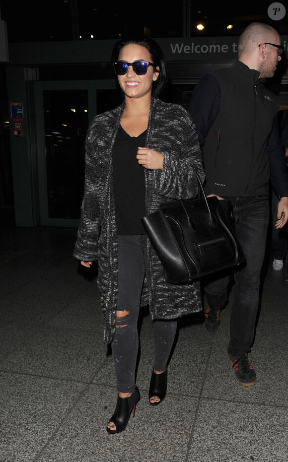 Demi Lovato arrive accompagnée de son garde du corps à l'aéroport de Heathrow à Londres, le 7 septembre 2015  Demi Lovato arriving at Heathrow Airport with her bodyguard. 7 September 201507/09/2015 - Londres