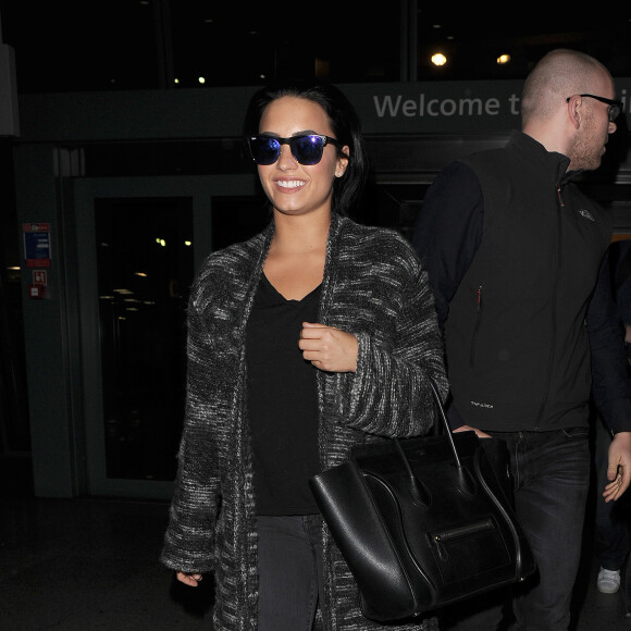 Demi Lovato arrive accompagnée de son garde du corps à l'aéroport de Heathrow à Londres, le 7 septembre 2015  Demi Lovato arriving at Heathrow Airport with her bodyguard. 7 September 201507/09/2015 - Londres