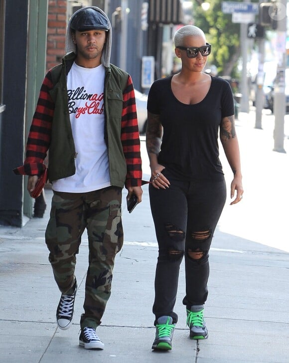 Amber Rose se promène avec un ami dans les rues de West Hollywood, le 20 aout 2015