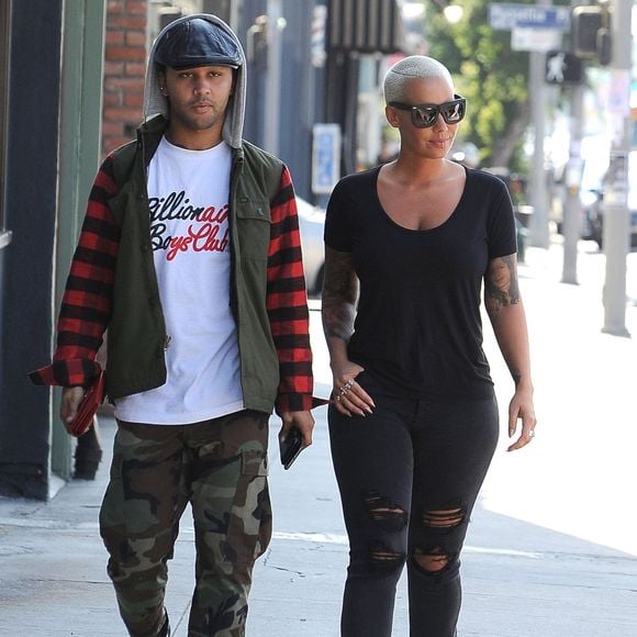 Amber Rose se promène avec un ami dans les rues de West Hollywood, le 20 aout 2015
