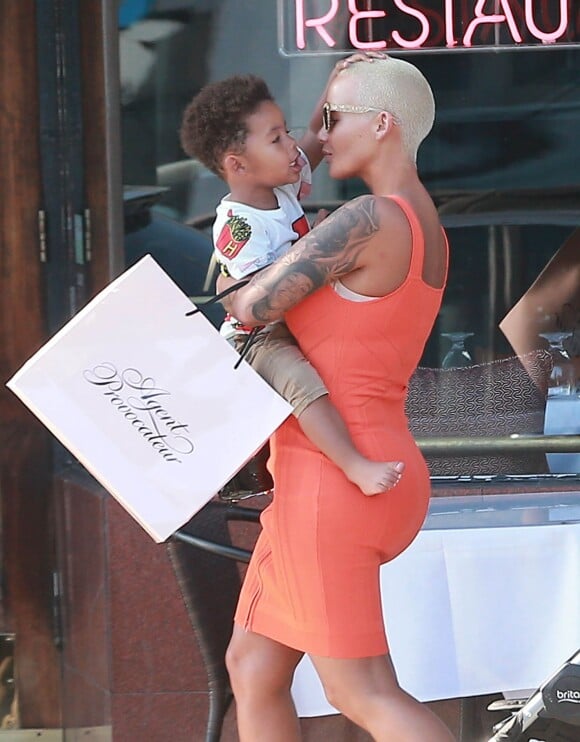Amber Rose se promène avec son fils Sebastian et des amis dans les rues de West Hollywood. Amber est allée faire du shopping dans un magasin de lingerie nommé « Agent provocateur ». Le 29 juillet 2015