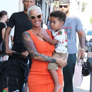 Amber Rose se promène avec son fils Sebastian et des amis dans les rues de West Hollywood. Amber est allée faire du shopping dans un magasin de lingerie nommé « Agent provocateur ». Le 29 juillet 2015