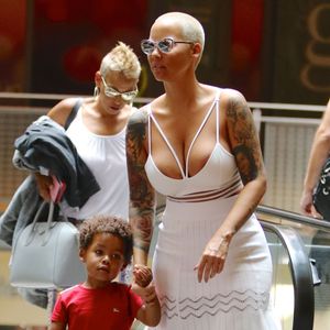 Semi-Exclusif - Amber Rose emmène son fils Sebastian au cinéma à Sherman Oaks. Amber a un décolleté très provoquant! Le 19 juillet 2015