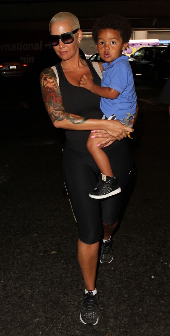 Amber Rose arrive à l'aéroport de Los Angeles avec son fils Sebastian, le 3 juillet 2015.