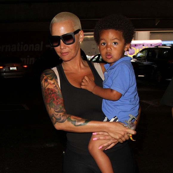 Amber Rose arrive à l'aéroport de Los Angeles avec son fils Sebastian, le 3 juillet 2015.