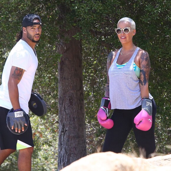 Amber Rose pratique la boxe avec son coach sportif à Los Angeles le 26 juin 2015.