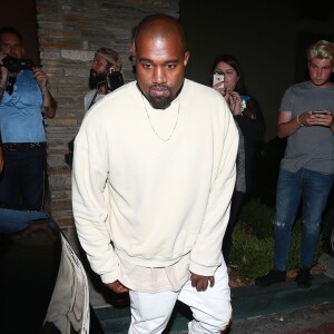 Kanye West - Kim Kardashian enceinte fête son anniversaire avec sa famille au théâtre de Cinepolis à Thousand Oaks, le 21 octobre 2015