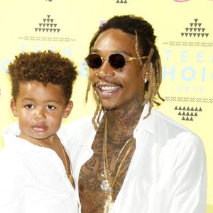Wiz Khalifa et son fils Sebastian Thomaz arrivant aux Teen Choice Awards 2015 à Los Angeles, le 16 août 2015.