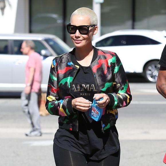 Amber Rose dans les rues de Sherman Oaks, Los Angeles, le 21 octobre 2015