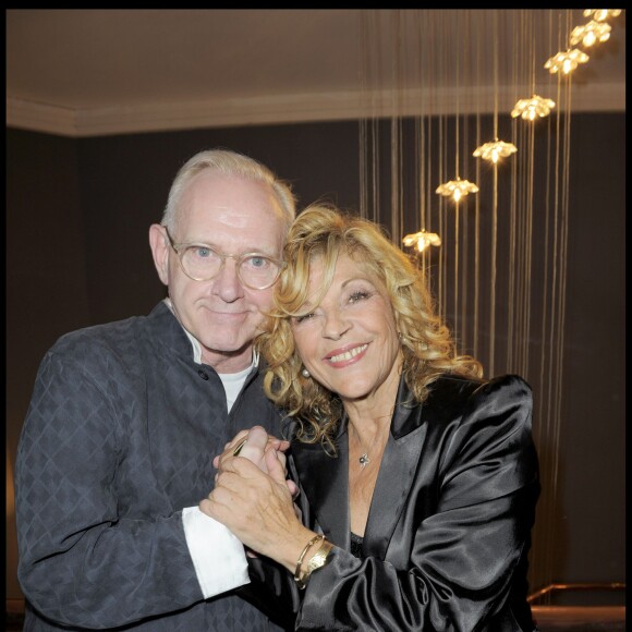 William Sheller et son amie Nicoletta qui célébrait ses 40 ans de scène à Paris, le 15 octobre 2009. 