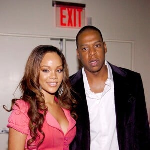 Rihanna lors du lancement de son premier album en compagnie de son producteur et mentor Jay-Z en juin 2005 -