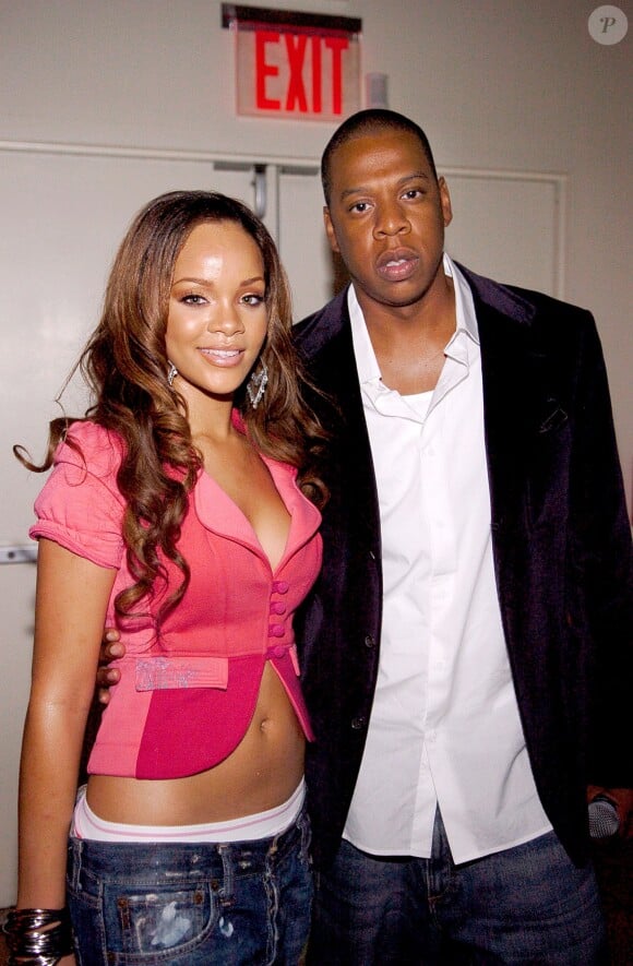Rihanna lors du lancement de son premier album en compagnie de son producteur et mentor Jay-Z en juin 2005 -