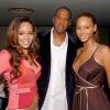 Rihanna lors du lancement de son premier album en compagnie de son producteur et mentor Jay-Z et de Beyoncé en juin 2005 -