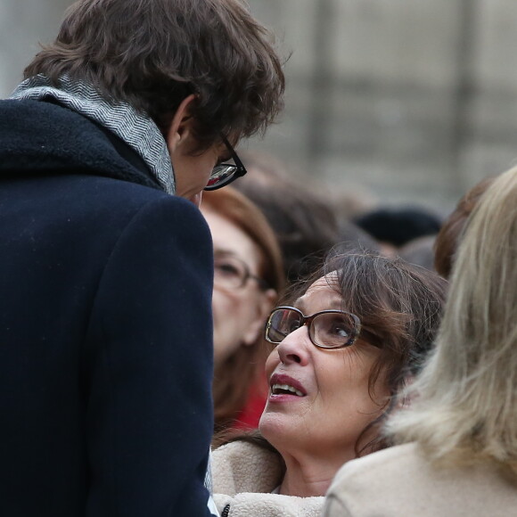 Hugo Gélin (Petit-fils de Danièle Delorme) et Chantal Lauby - Obsèques de Danièle Delorme en l'église de Saint-Germain-des Prés à Paris le 23 octobre 2015.