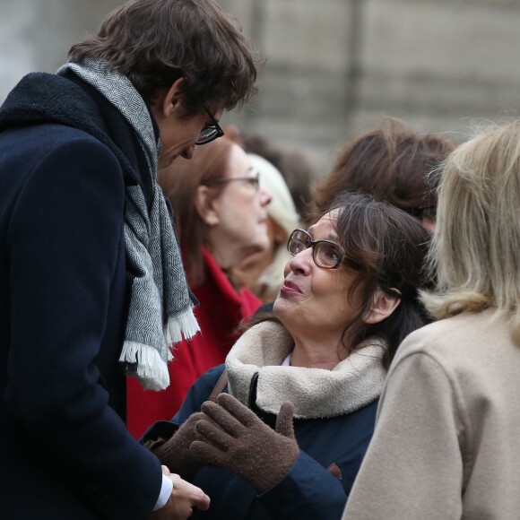 Hugo Gélin (Petit-fils de Danièle Delorme) et Chantal Lauby - Obsèques de Danièle Delorme en l'église de Saint-Germain-des Prés à Paris le 23 octobre 2015.