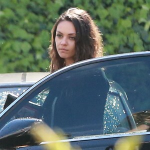 Exclusif - Mila Kunis va déjeuner avec des amis à Studio City, le 2 mars 2015.