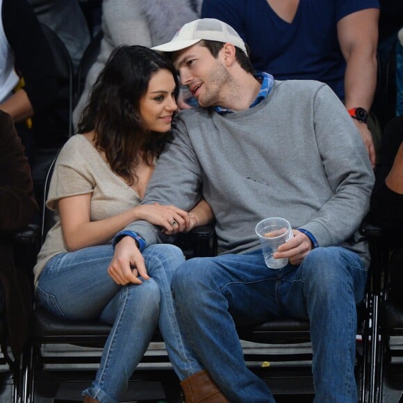 Mila Kunis et son fiancé Ashton Kutcher très amoureux et très complices au match de basket des Lakers à Oklahoma City, le 19 décembre 2014.