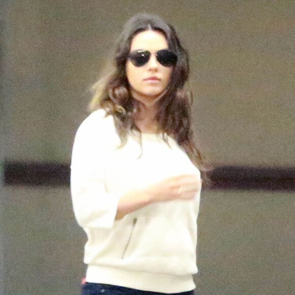 La jeune maman, Mila Kunis, est allée faire du shopping avec une amie à Studio City, le 25 novembre 2014