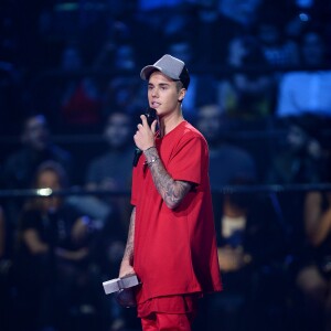 Justin Bieber reçoit le Best Look Award lors des MTV Europe Music Awards 2015 au Mediolanum Forum. Milan, le 25 octobre 2015.