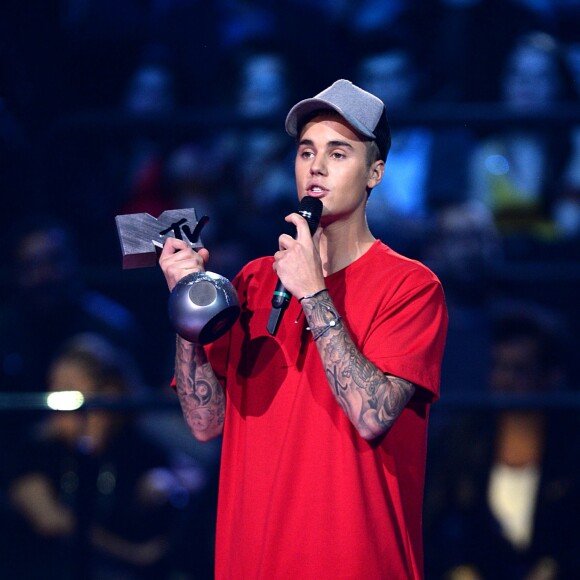 Justin Bieber reçoit le Best Look Award lors des MTV Europe Music Awards 2015 au Mediolanum Forum. Milan, le 25 octobre 2015.