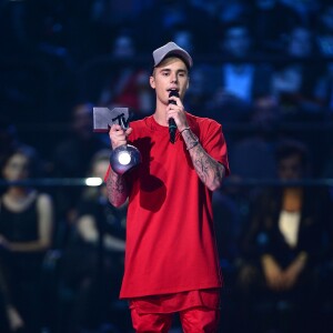 Justin Bieber reçoit le Best Look Award lors des MTV Europe Music Awards 2015 au Mediolanum Forum. Milan, le 25 octobre 2015.