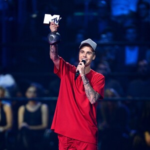 Justin Bieber reçoit le Best Look Award lors des MTV Europe Music Awards 2015 au Mediolanum Forum. Milan, le 25 octobre 2015.