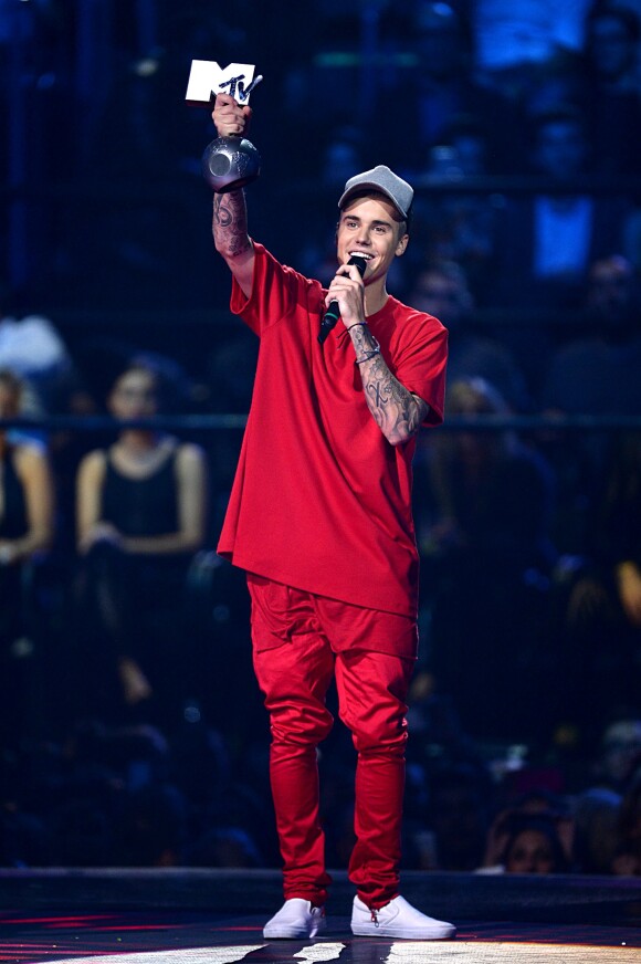 Justin Bieber reçoit le Best Look Award lors des MTV Europe Music Awards 2015 au Mediolanum Forum. Milan, le 25 octobre 2015.